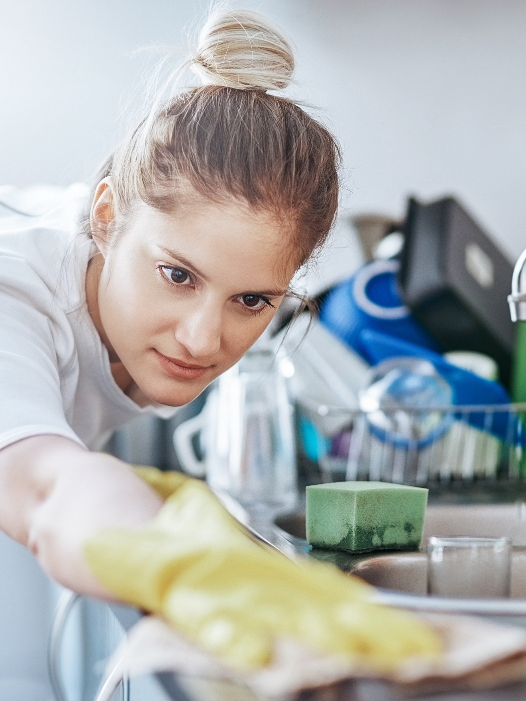 Em 2022, mulheres dedicaram 9,6 horas por semana a mais do que os