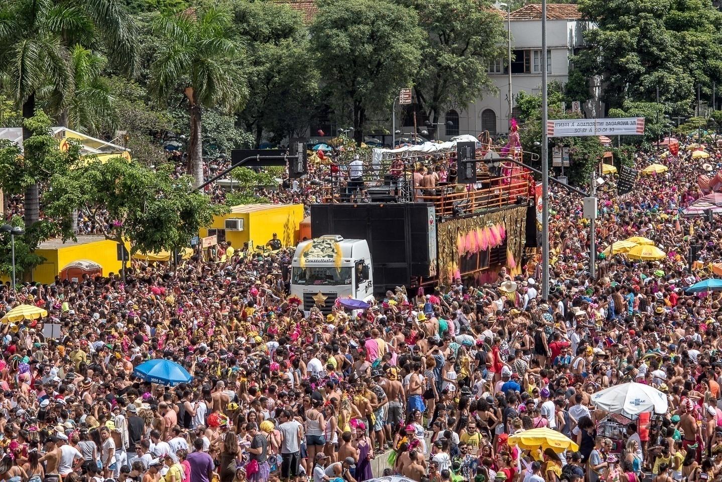 Fotos Bloco Ent O Brilha Arrasta Multid O Purpurinada Em Belo