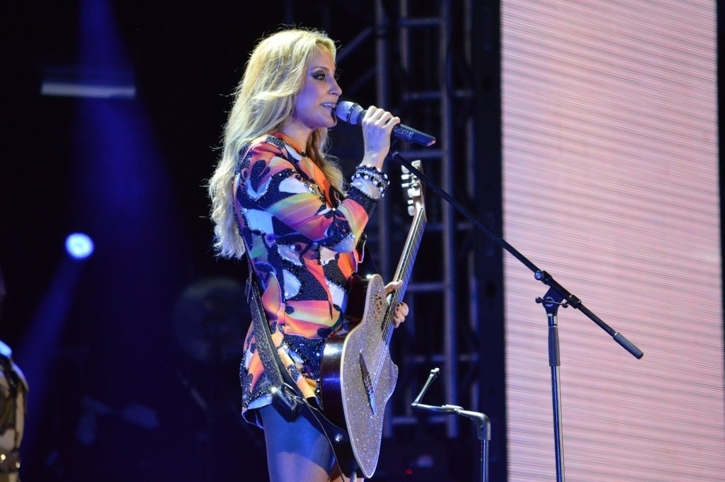 Claudia Leitte Divulga Capa De Axemusic Novo DVD Ao Vivo 29 12