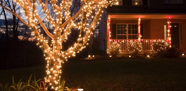 Decore o jardim e a fachada de casa sem exageros, usando luzes e enfeites -