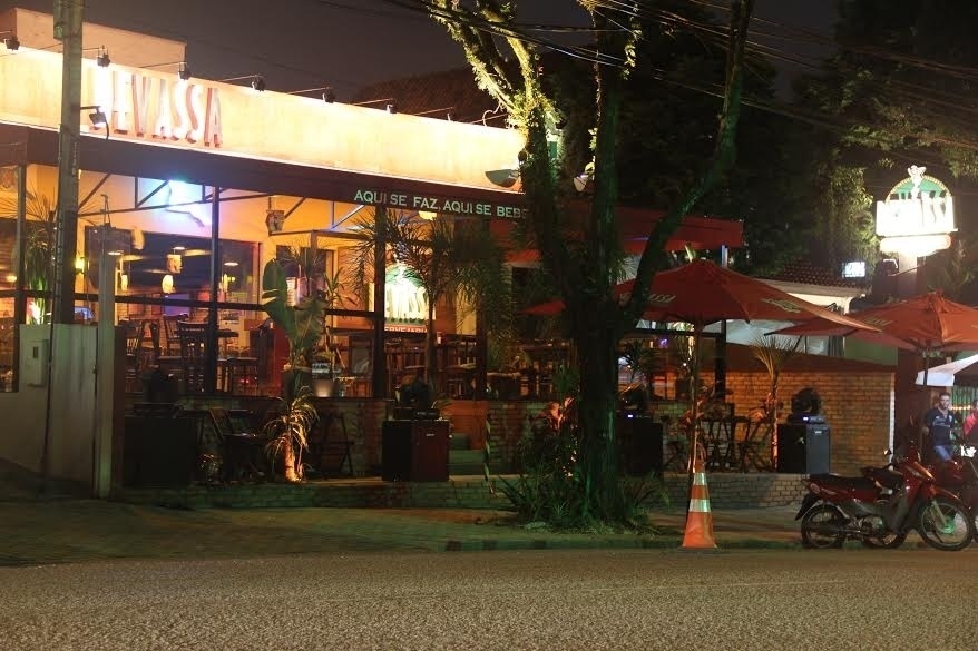 Confira bares com espaços abertos para curtir o verão em Curitiba BOL