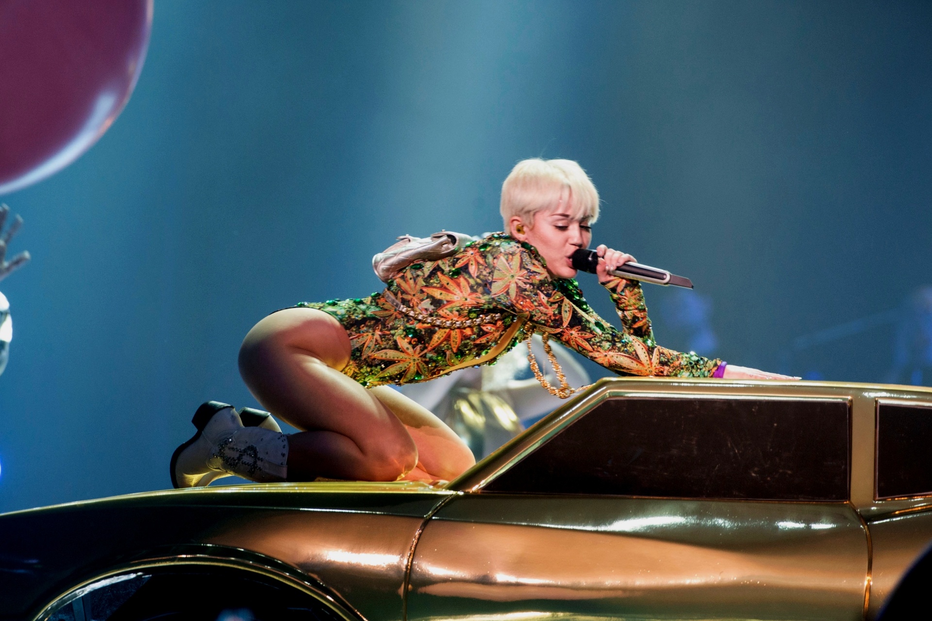 Miley Cyrus Critica Katy Perry Após Comentários Sobre Beijo Em Show 07 03 2014 Uol