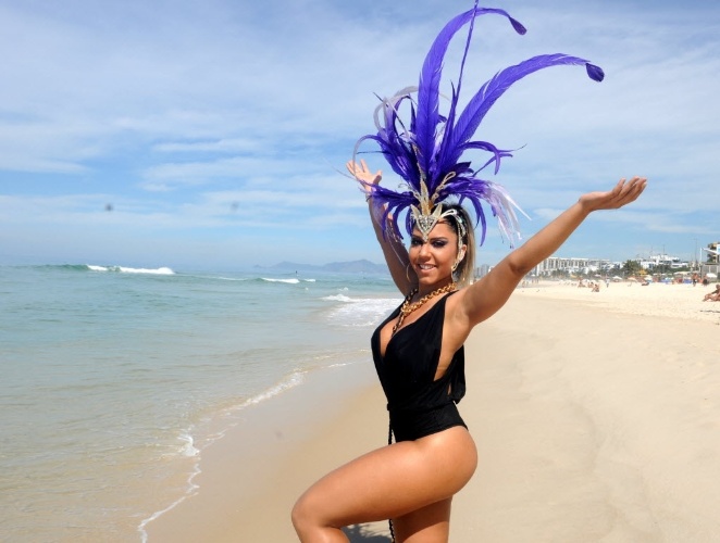 Mulher Melão faz ensaio de Carnaval em praia do Rio Fotos UOL