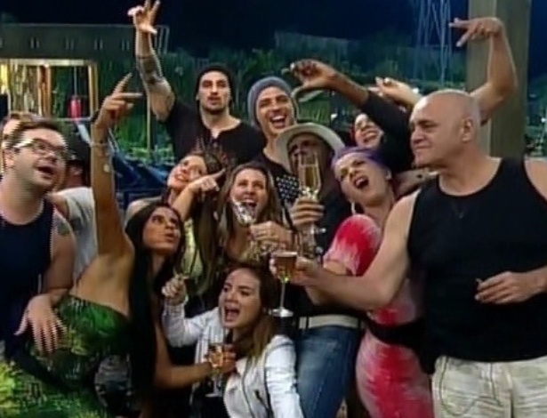 Foto: Peões brincam de tirar selfie na estreia de 'A Fazenda 7