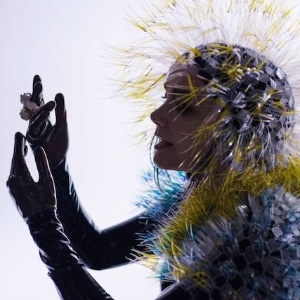 Björk lança clipe de 