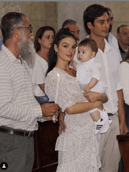Isis Valverde batiza o filho, Rael, em sua cidade natal no interior de MG -  31/05/2019 - UOL TV e Famosos