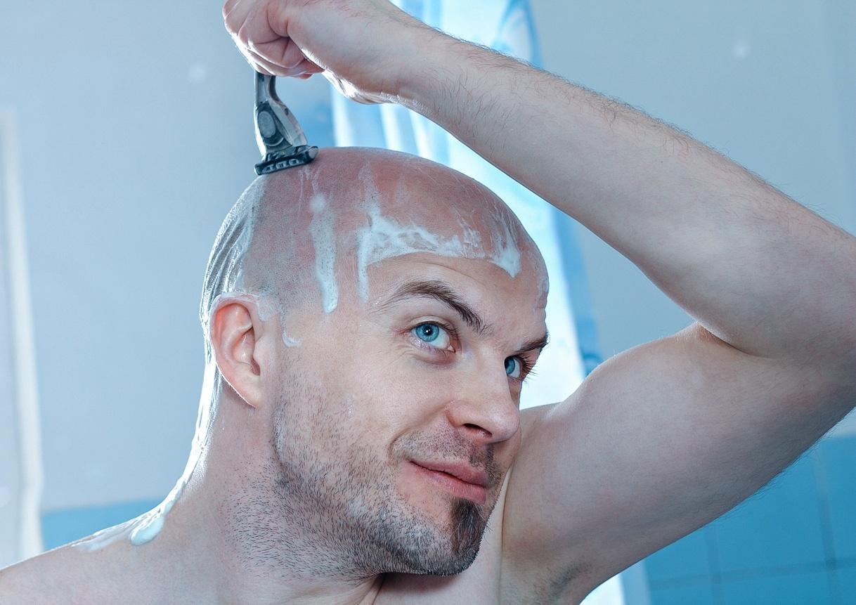 No cinema, quando um ator faz o papel de um careca, é mais fácil raspar a  cabeça ou usar um acessório de cabelo? - Quora