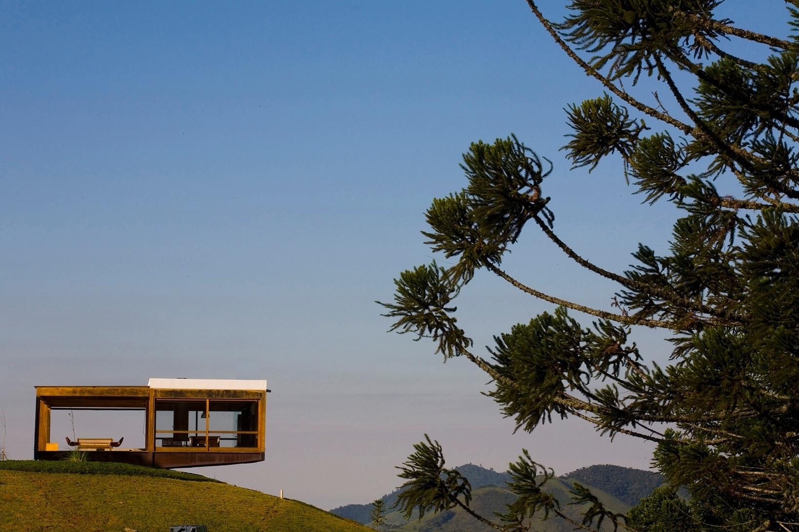 Fotos: Casa na Serra da Mantiqueira parece 'brotar' do terreno na ...