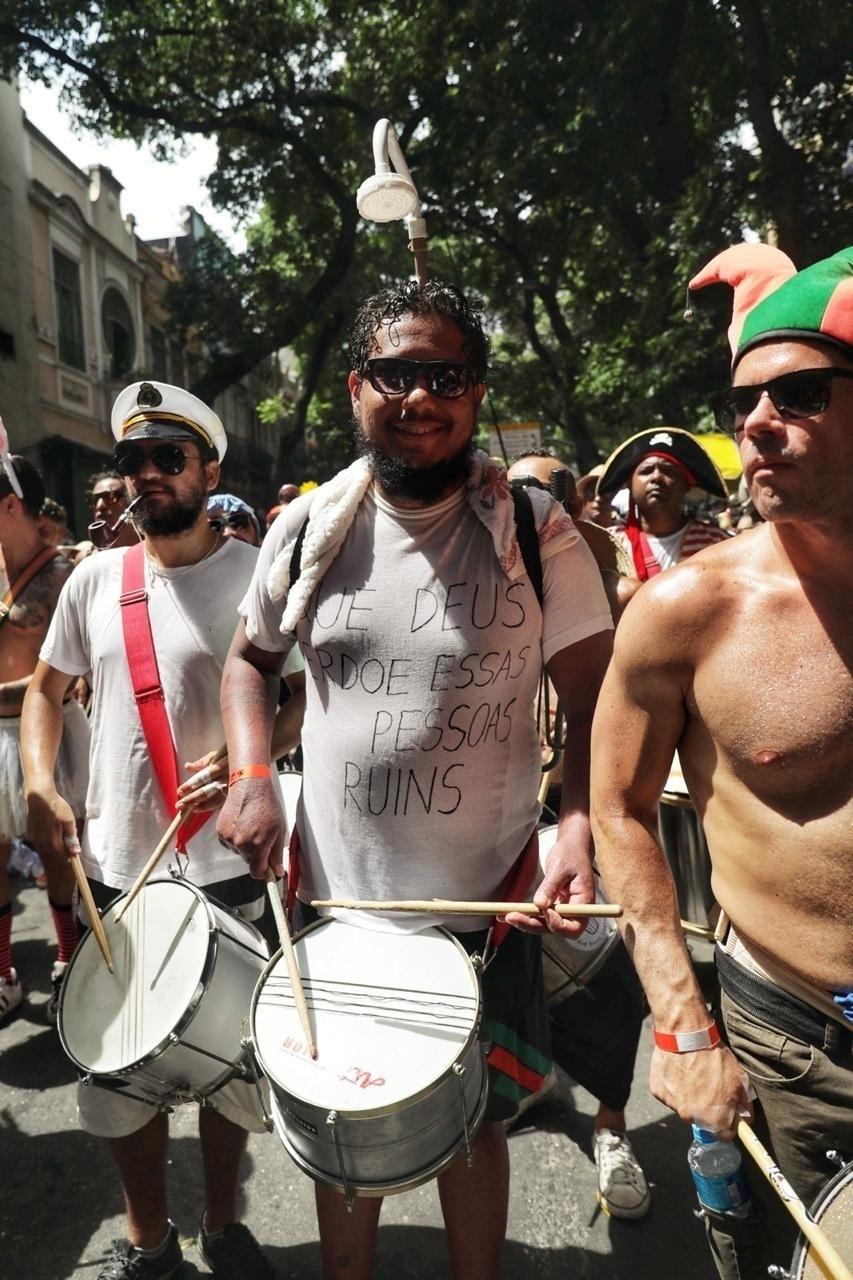 Carnaval Cordão do Boitatá inicia desfile no centro do Rio de Janeiro