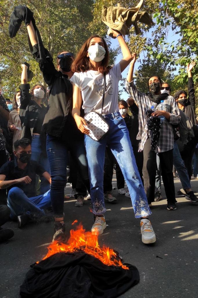 Celebridades francesas cortam cabelo em protesto por iraniana morta