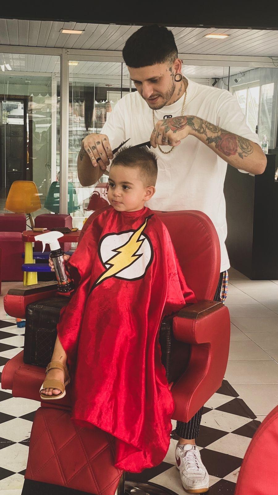 Cabeleireira e sorriso com ferramentas de cabelo para o sucesso em