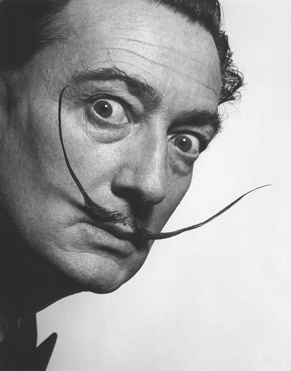 Jovens danificam obra de Salvador Dalí após tentativa de selfie em museu -  02/11/2018 - UOL Entretenimento