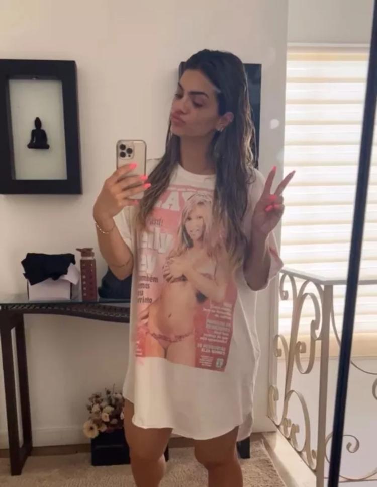 Kelly Key Exibe Camiseta Estampada A Capa De Sua Playboy