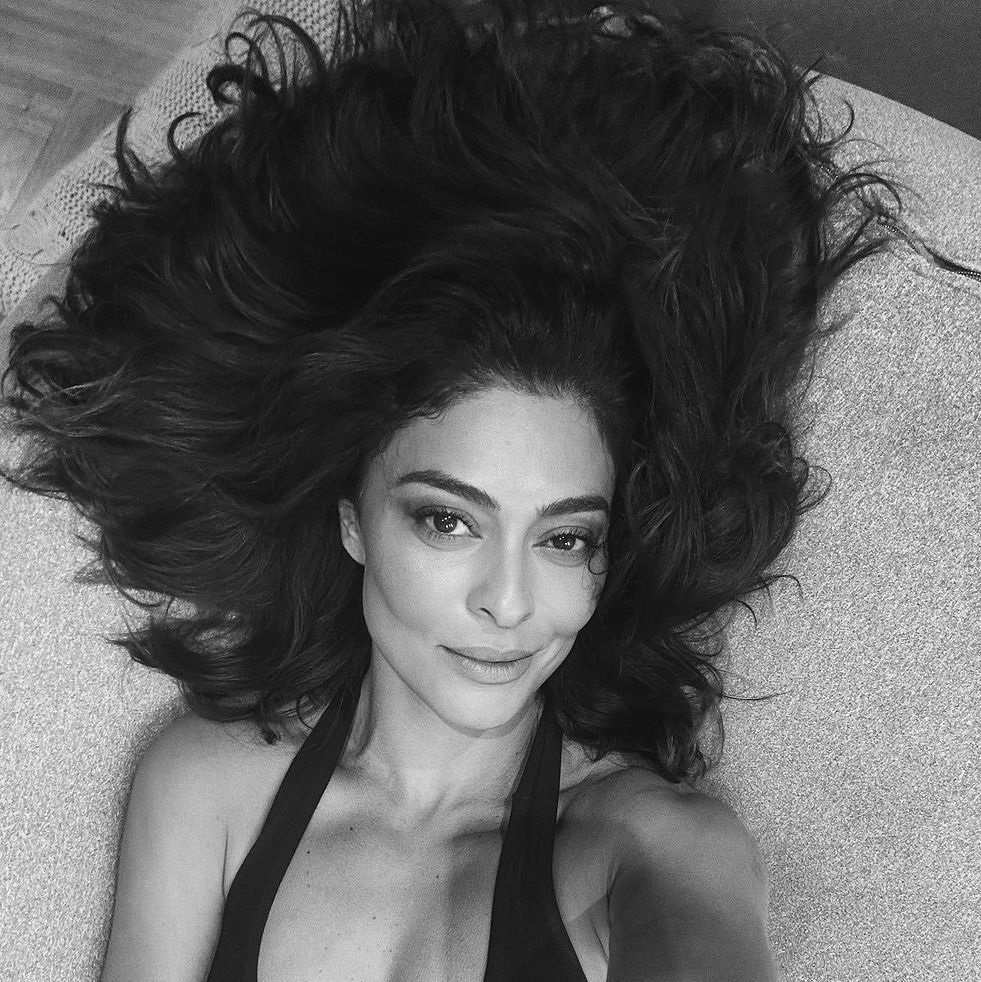 Juliana Paes usa cropped inusitado e mostra parte dos seios