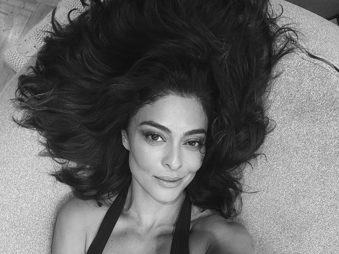 Juliana Paes usa cropped inusitado e mostra parte dos seios