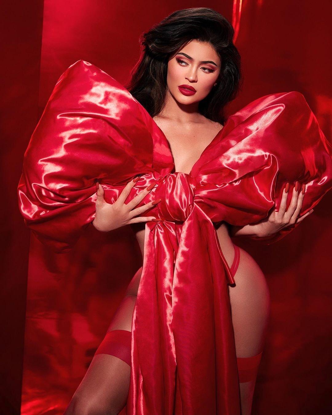 Legging transparente revela fio-dental vermelho de Kylie Jenner, Celebridades