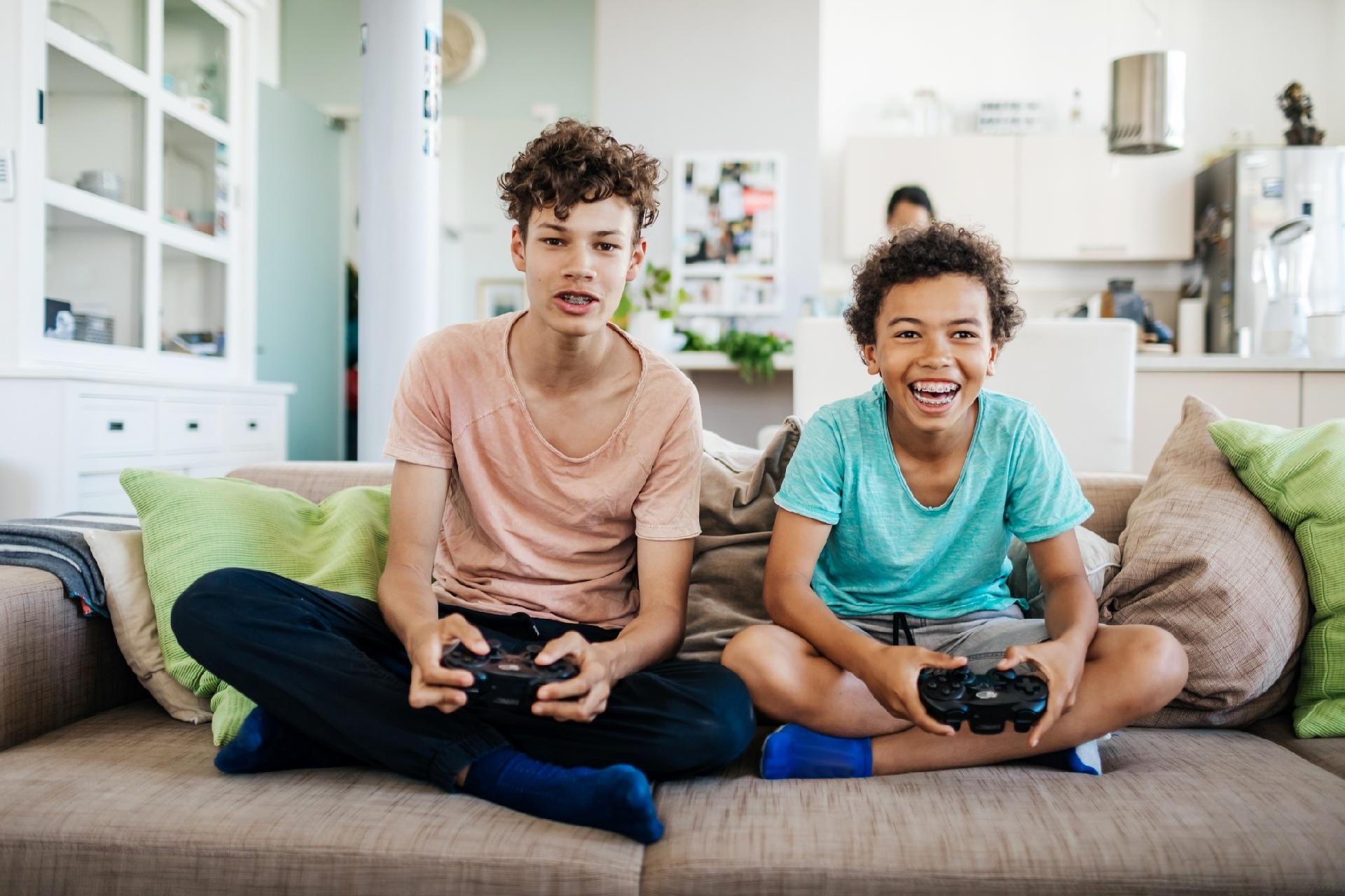 Jovem adulto jogando estratégia de videogame em casa, se