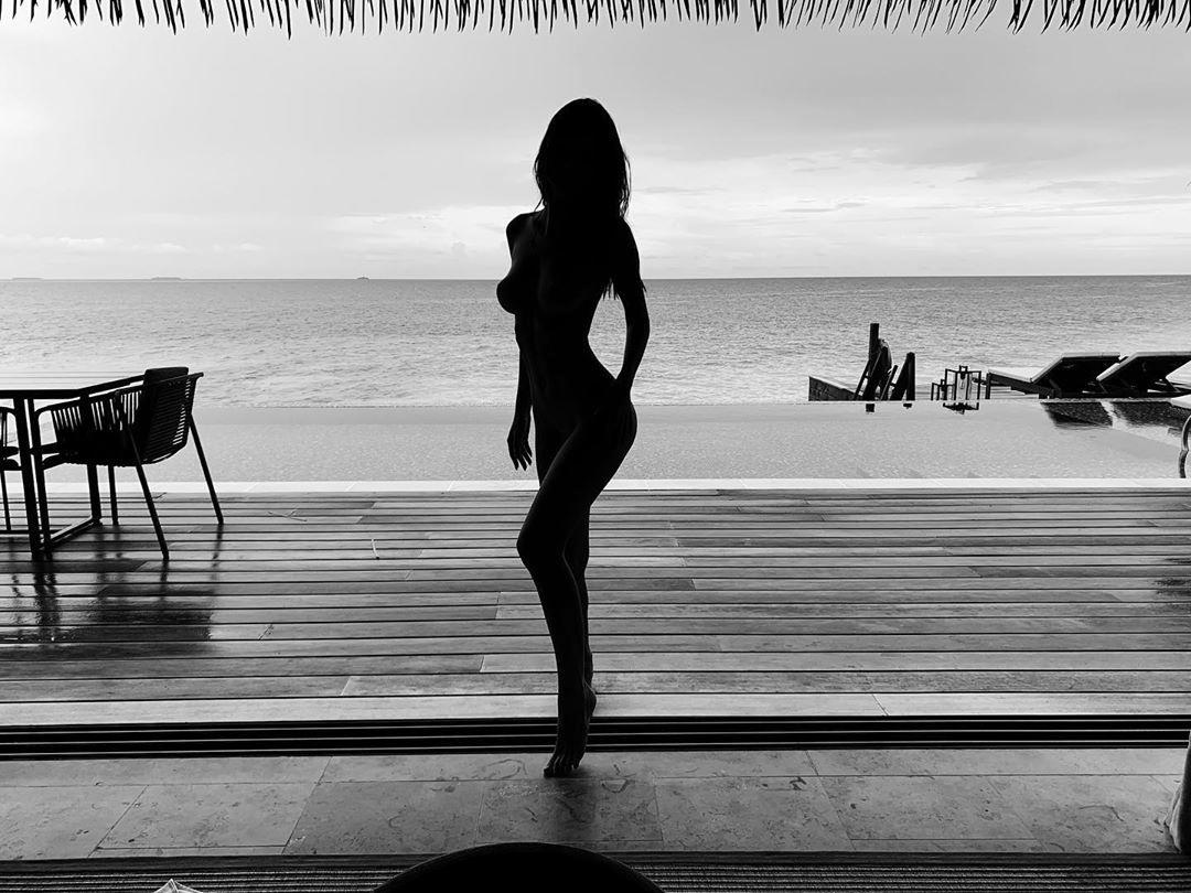 Emily Ratajkowski posta foto nua contra luz