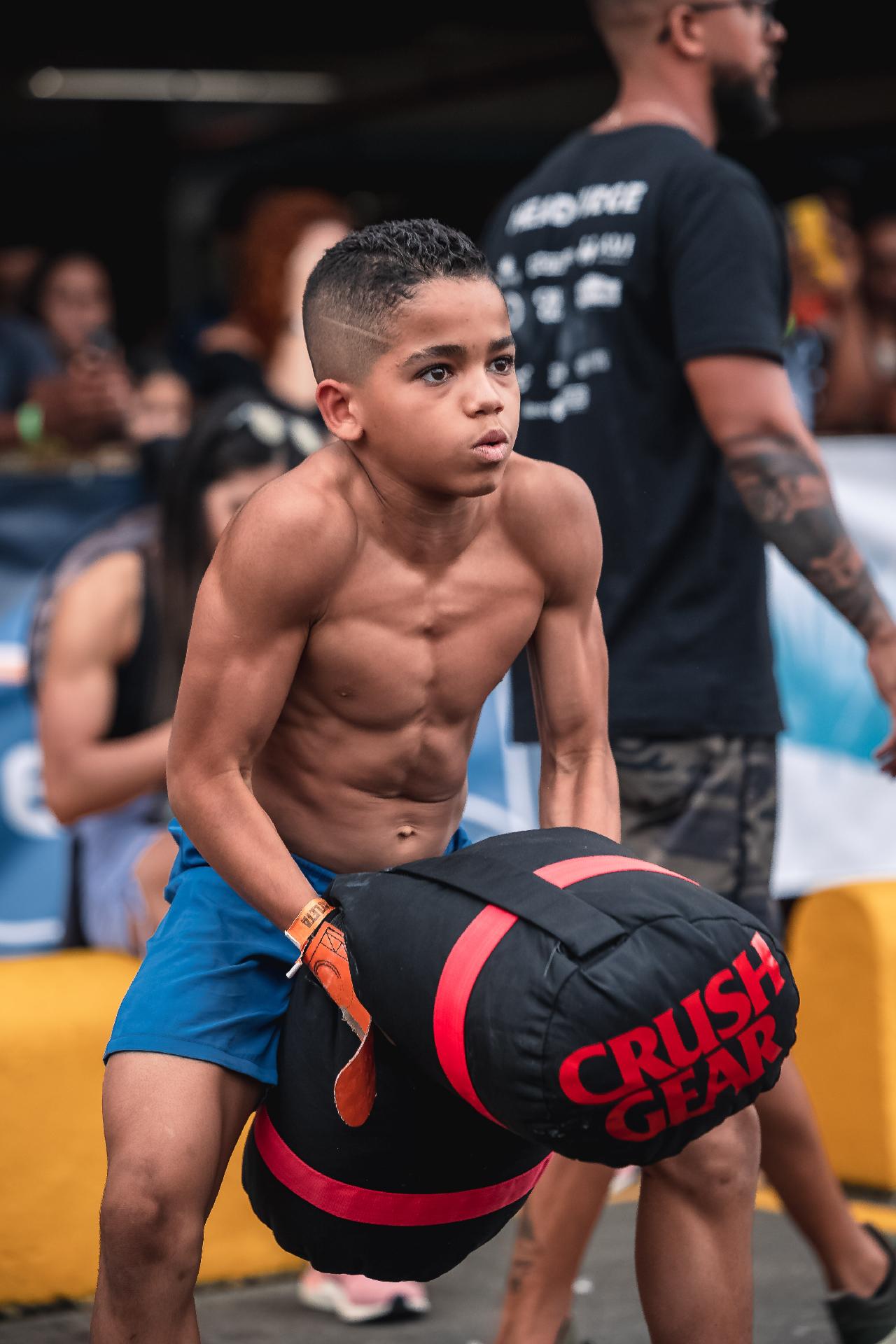 Aos 12 anos, ele levanta 92 kg no crossfit, quase o triplo de seu peso -  05/04/2023 - UOL VivaBem