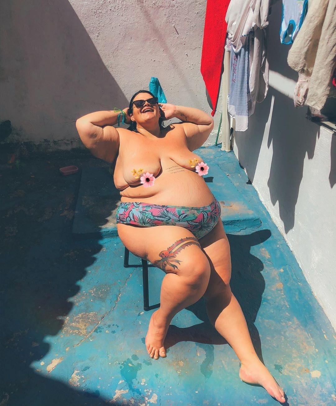 Thais Carla curte a Quarta de Cinzas tomando sol de topless - 26/02/2020 -  UOL Carnaval 2020