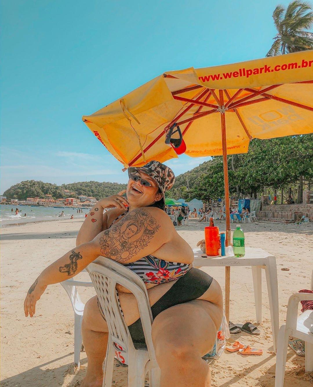Thais Carla faz relato sobre cadeiras de praia: Não cabe minha bunda -  15112019 - UOL Universa