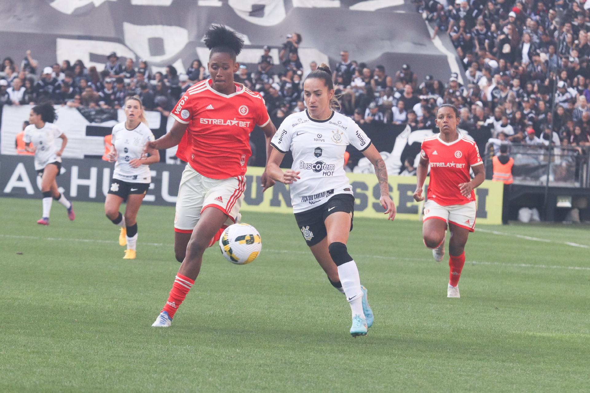 Futebol feminino é sucesso de público e atrai torcedor para estádio