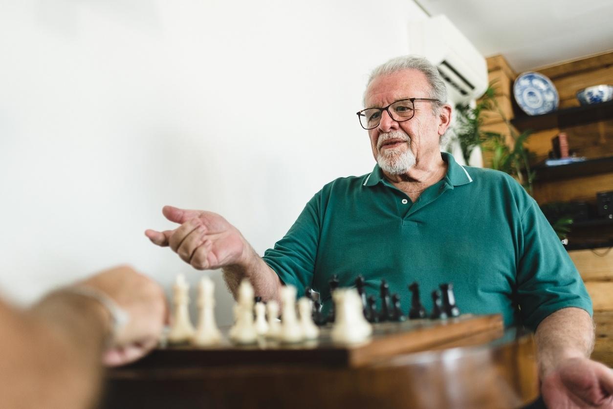 Demência: risco cai com hábitos como jogar xadrez e fazer palavra cruzada
