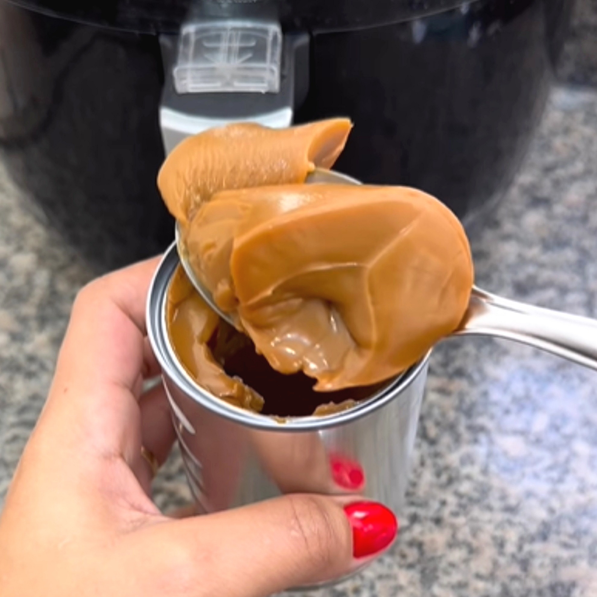 Lata de leite condensado na air fryer? Pode até dar certo, mas é arriscado