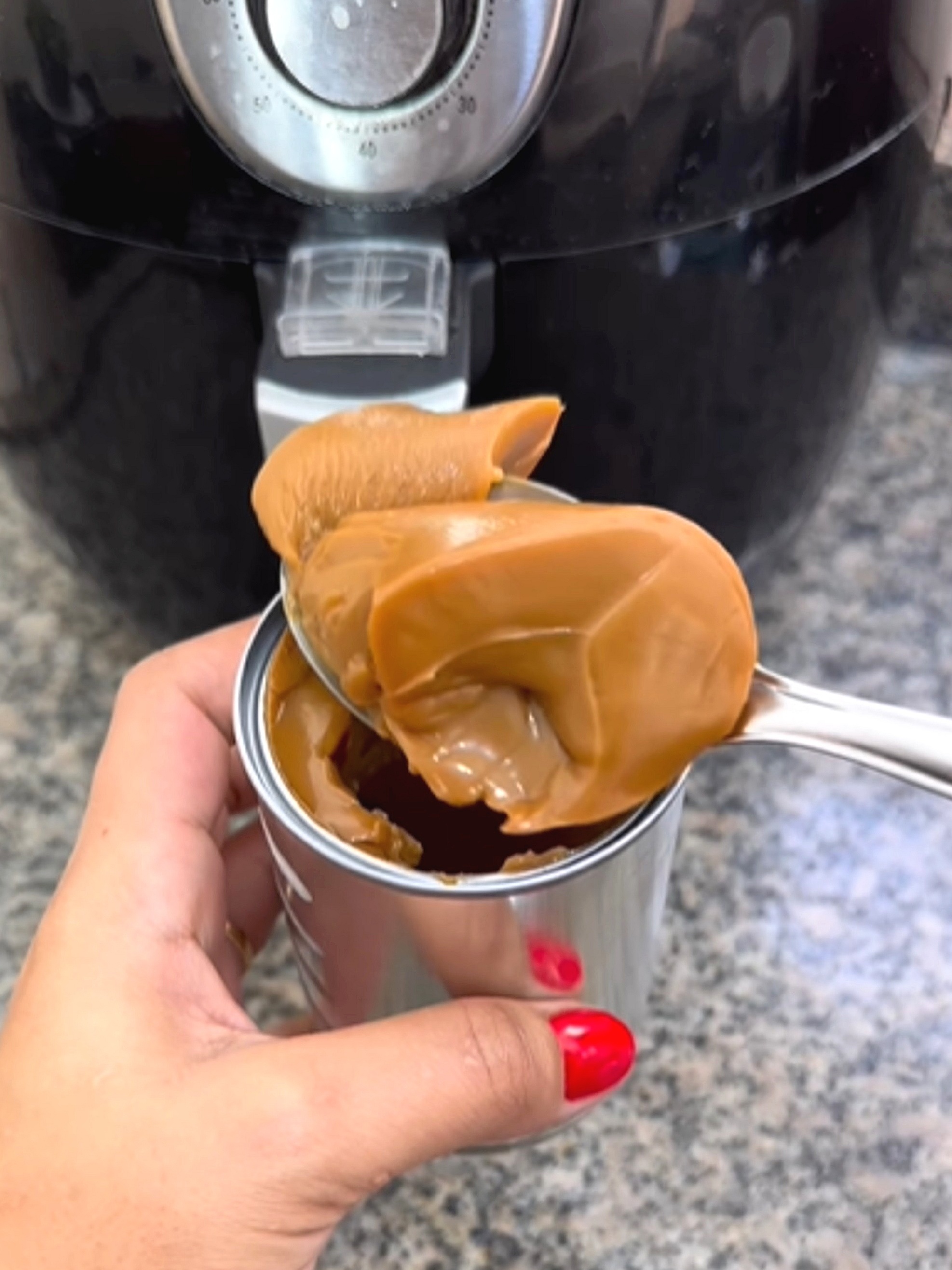 Lata de leite condensado na air fryer? Pode até dar certo, mas é arriscado
