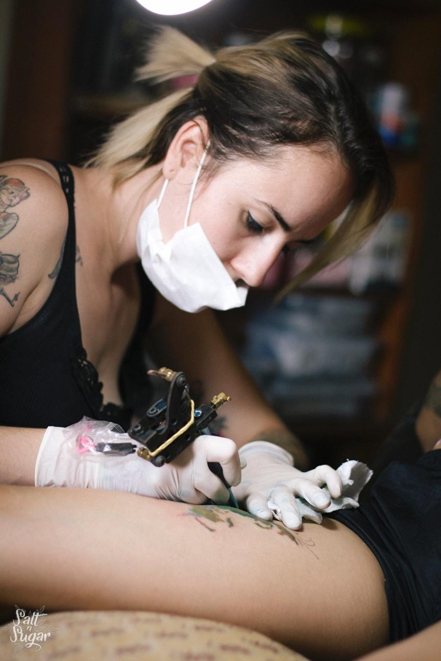 No Rio, estúdio de tatuagem atende vítimas de câncer de mama