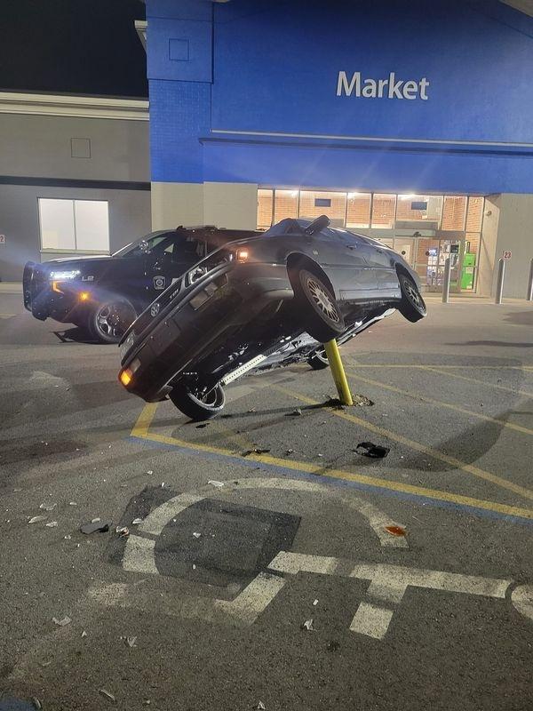 Motorista cochila e carro fica pendurado no estacionamento