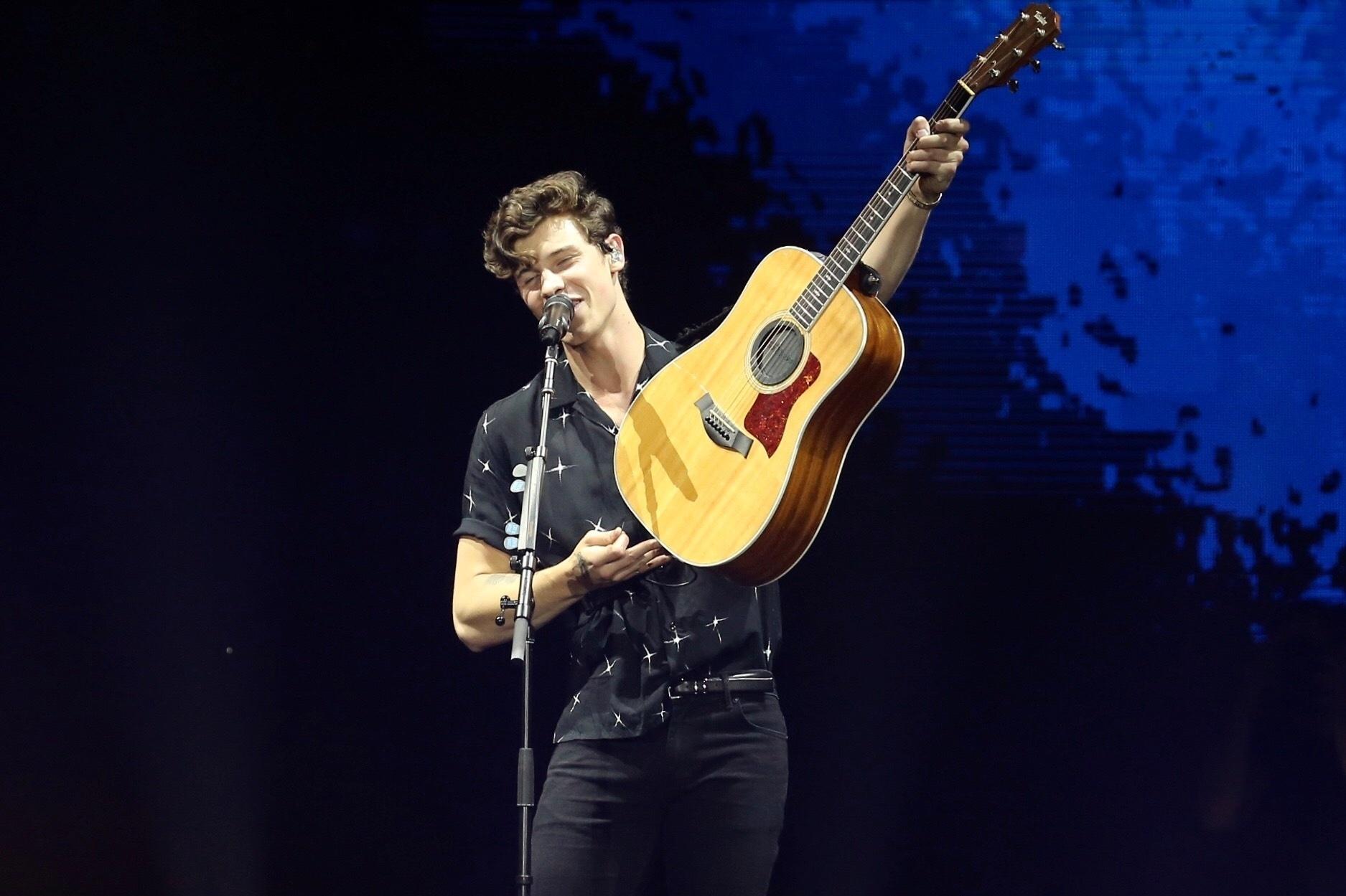 Shawn Mendes dispensa pirotecnia e esbanja talento no VillaMix Goiânia