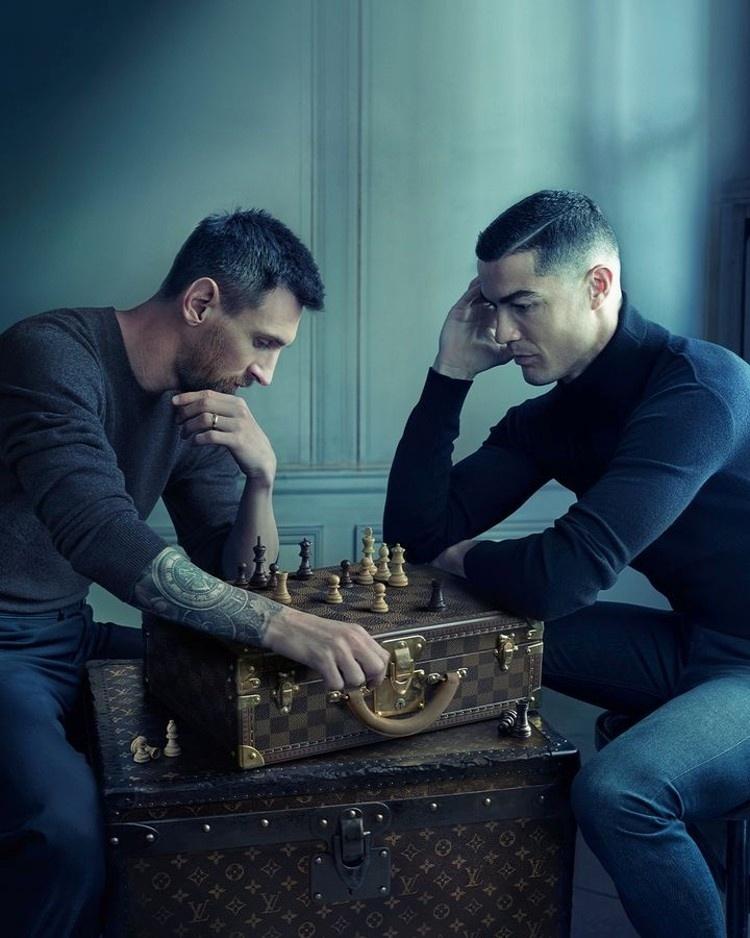 Foto de Messi e CR7 remete a jogo polêmico de xadrez com plug anal