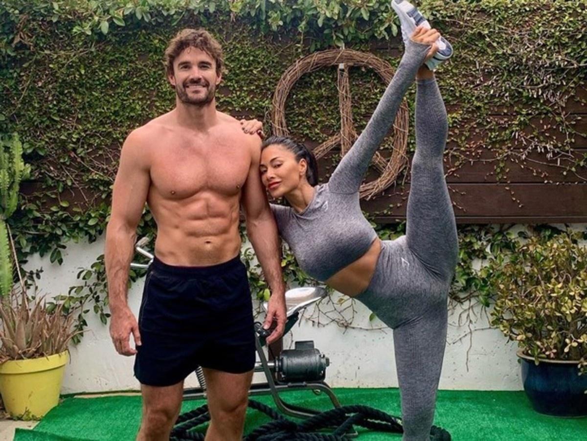 Nicole Scherzinger mostra elasticidade em foto ao lado do namorado