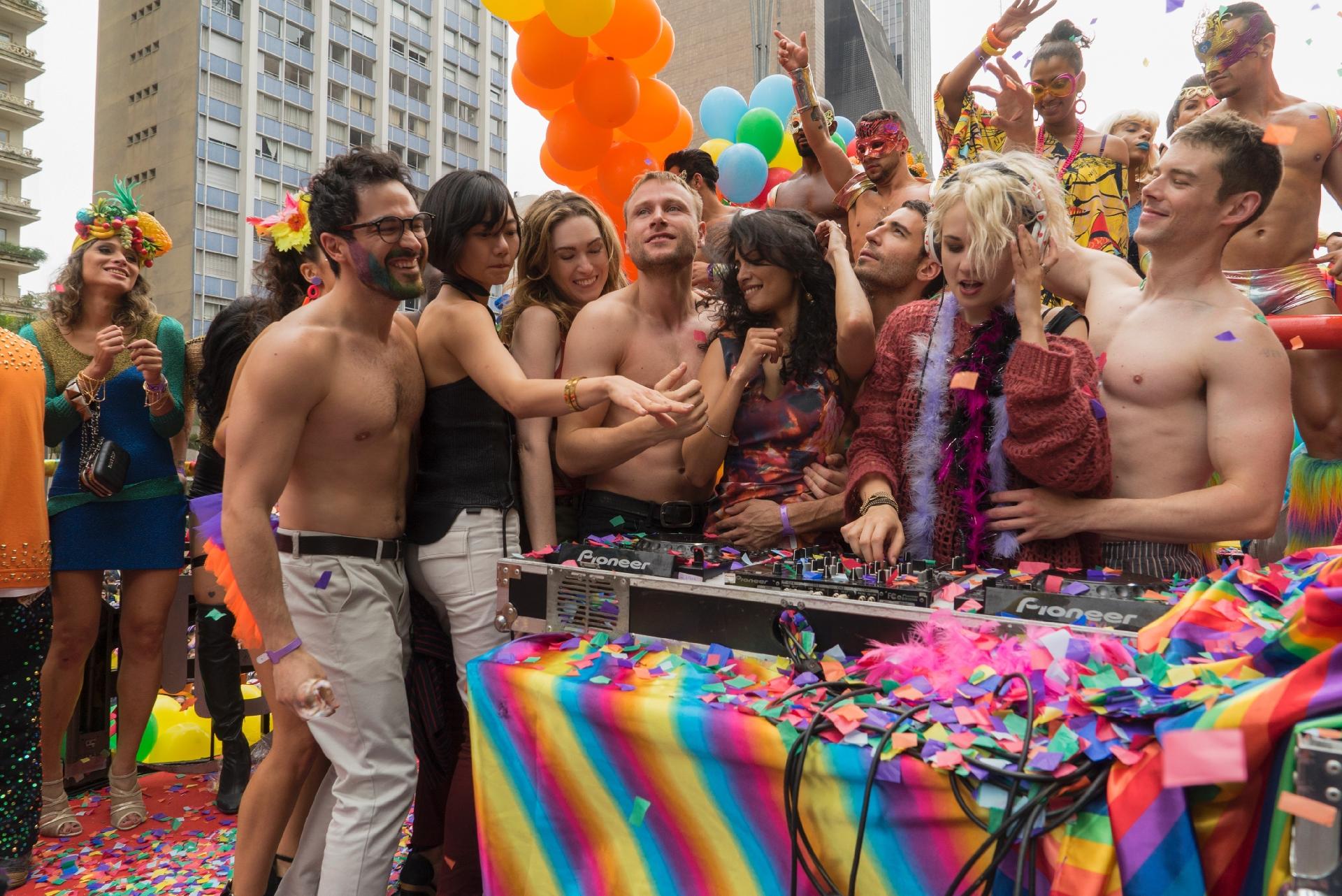 Sense8 Em SP Tem Beijo Gay De Bruno Fagundes E Cartaz De Fora Temer