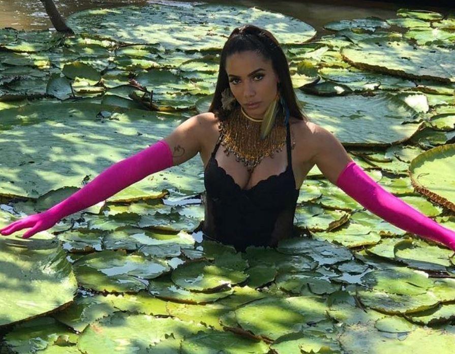 CheckMate Anitta + C&A  Sabe quem tá chegando com um novo clipe, uma nova  música, um novo look #CeA? @Anitta, que #VemAí em mais uma parceria do  projeto #CheckMate com a #