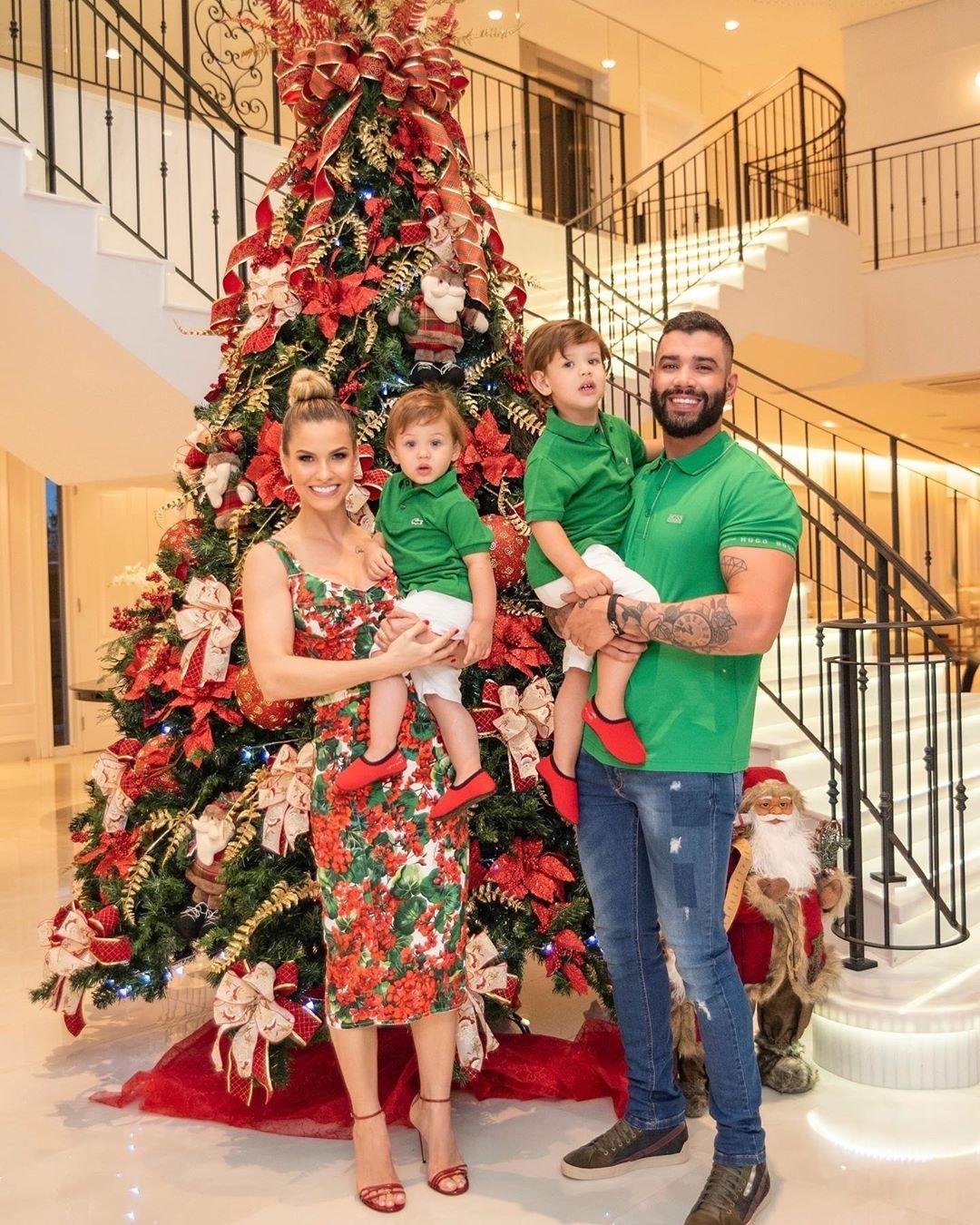 Gusttavo Lima combina roupa com filhos em foto com árvore de Natal gigante  - 25/12/2019 - UOL TV e Famosos