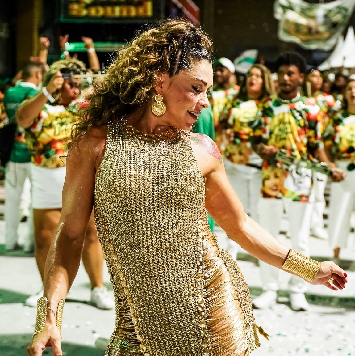 Carnaval 2024: Fabíola de Andrade recebe coroa de rainha da bateria