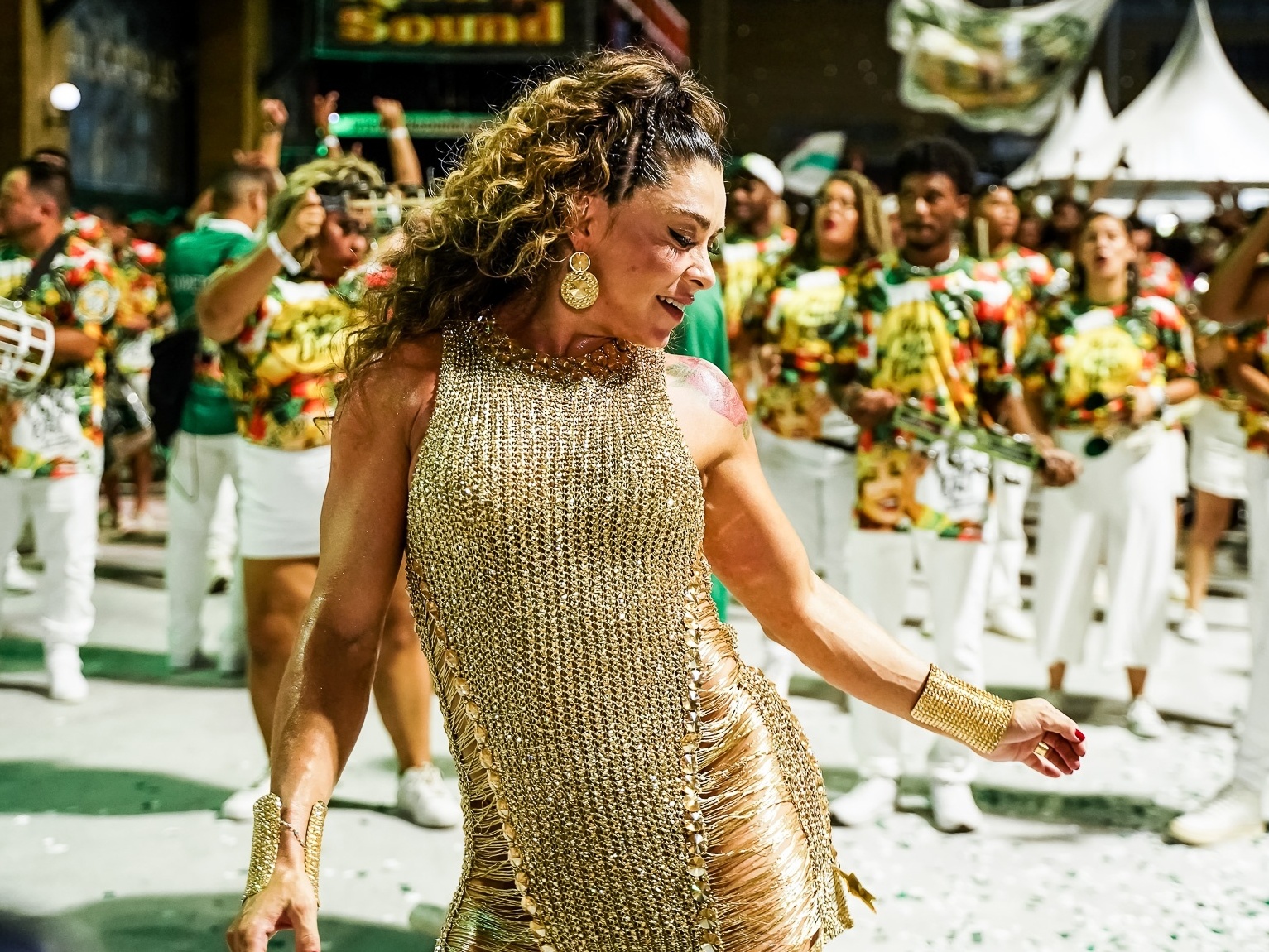 Carnaval 2024: Fabíola de Andrade recebe coroa de rainha da bateria