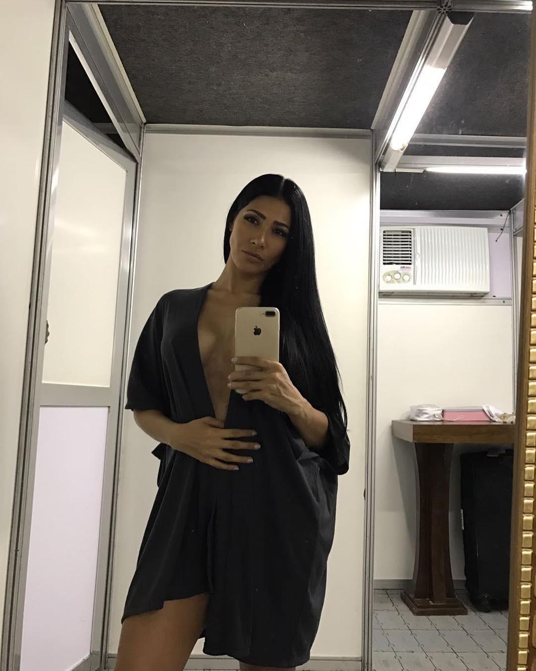 Simaria provoca com selfie só de roupão e marquinha à mostra - 26/07/2017 -  UOL TV e Famosos