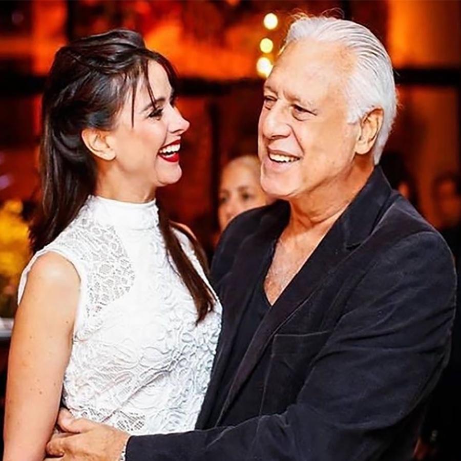 Antonio Fagundes em foto com a esposa Como é bom sorrir ao teu lado foto