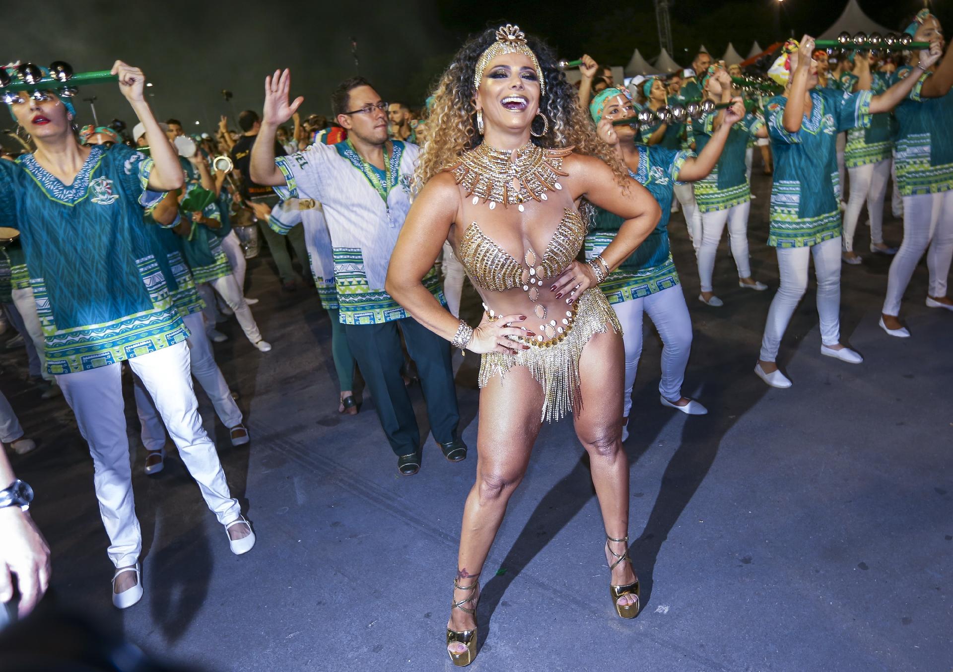 Viviane Ara Jo E Ellen Roche Brilham Em Ensaio T Cnico No Anhembi