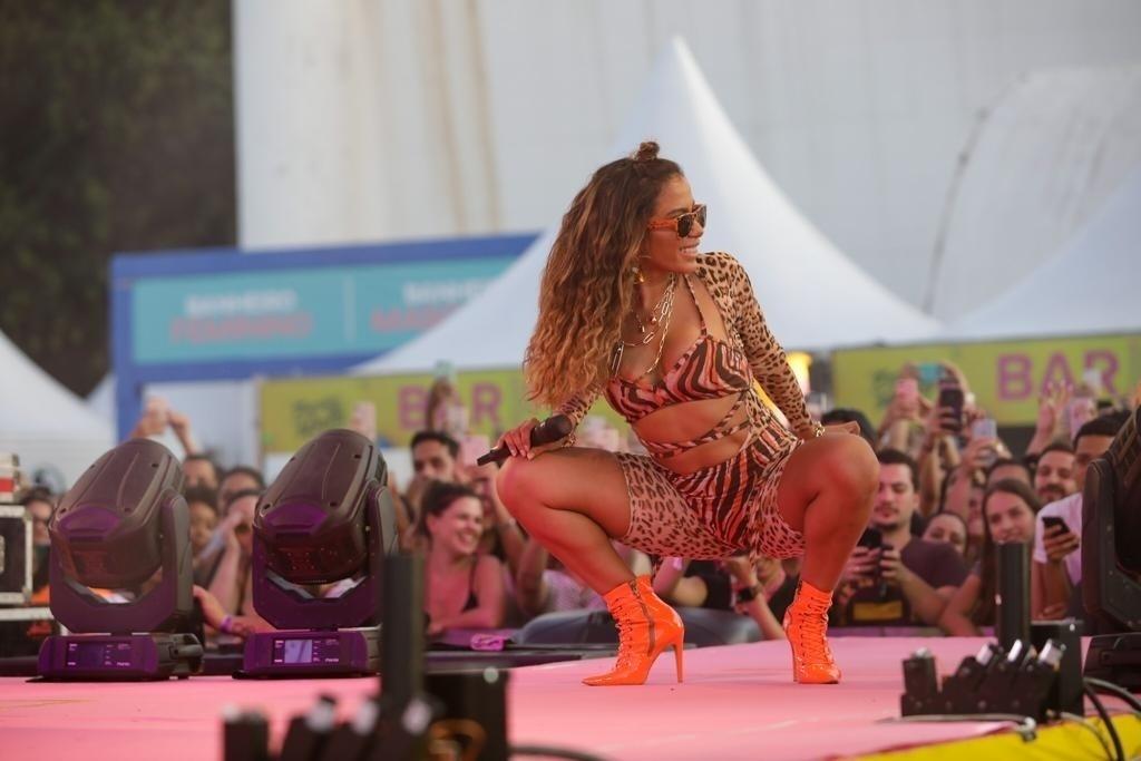 Carnaval 2020 Ensaio do bloco da Anitta tem duração de três horas no