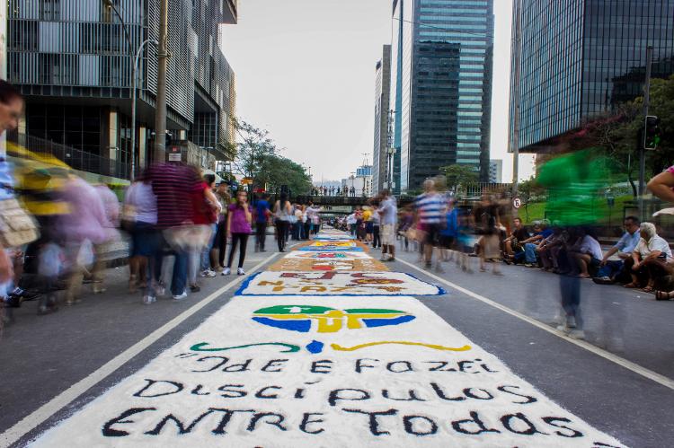 Corpus Christi cidades turísticas retomam tapetes coloridos