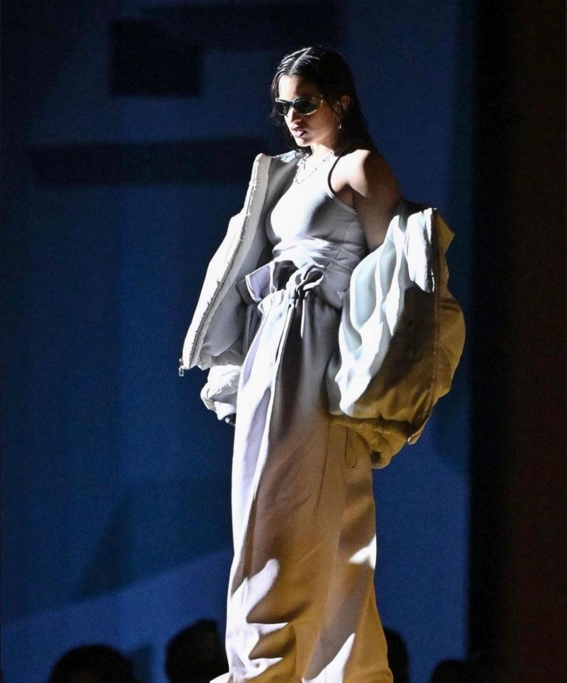 Rosalía brilha em desfile da Louis Vuitton em Paris embalada pelo funk