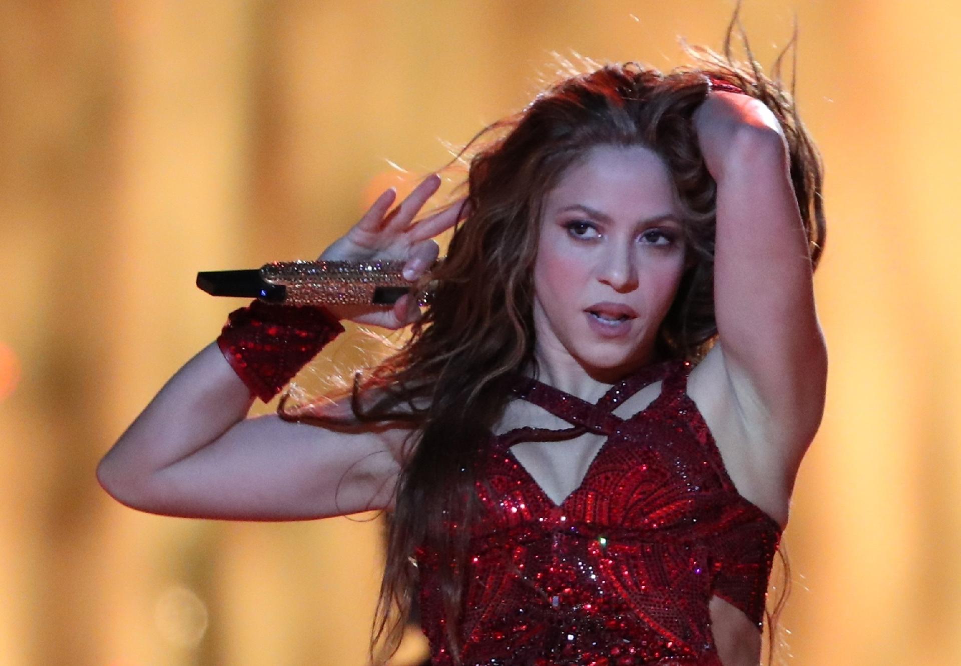 Shakira completa 43 anos, veja a evolução da diva colombiana em fotos⚰