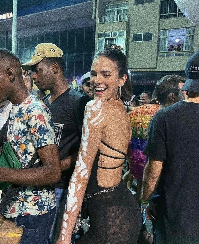 Carnaval 2023 Marquezine já usou seios à mostra e peruca para folia