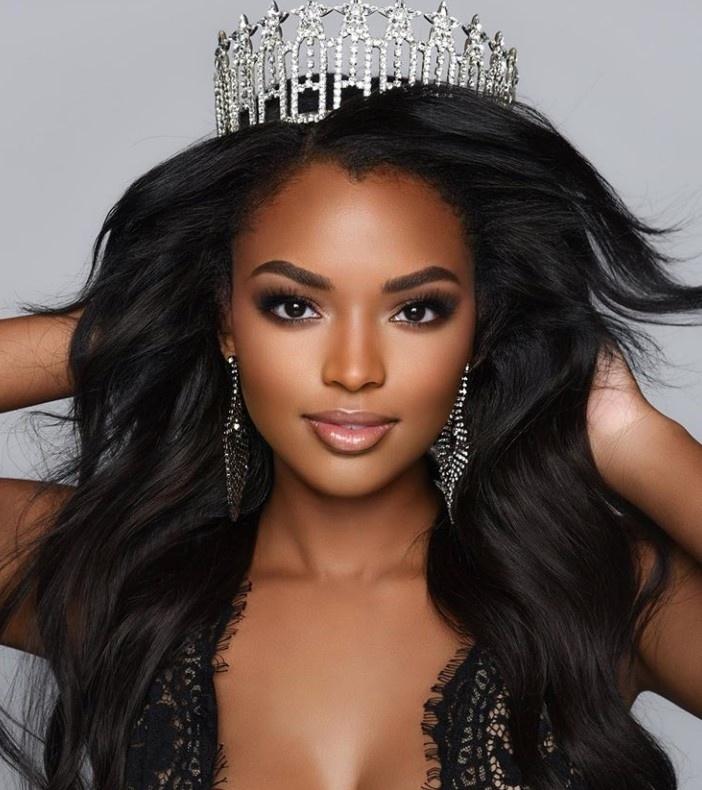 Saiba como está hoje em dia e por onde anda primeira mulher negra a ser  eleita Miss Blumenau