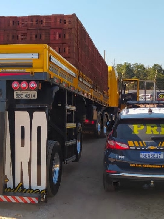 Carreta arqueada de influenciador digital é apreendida pela PRF