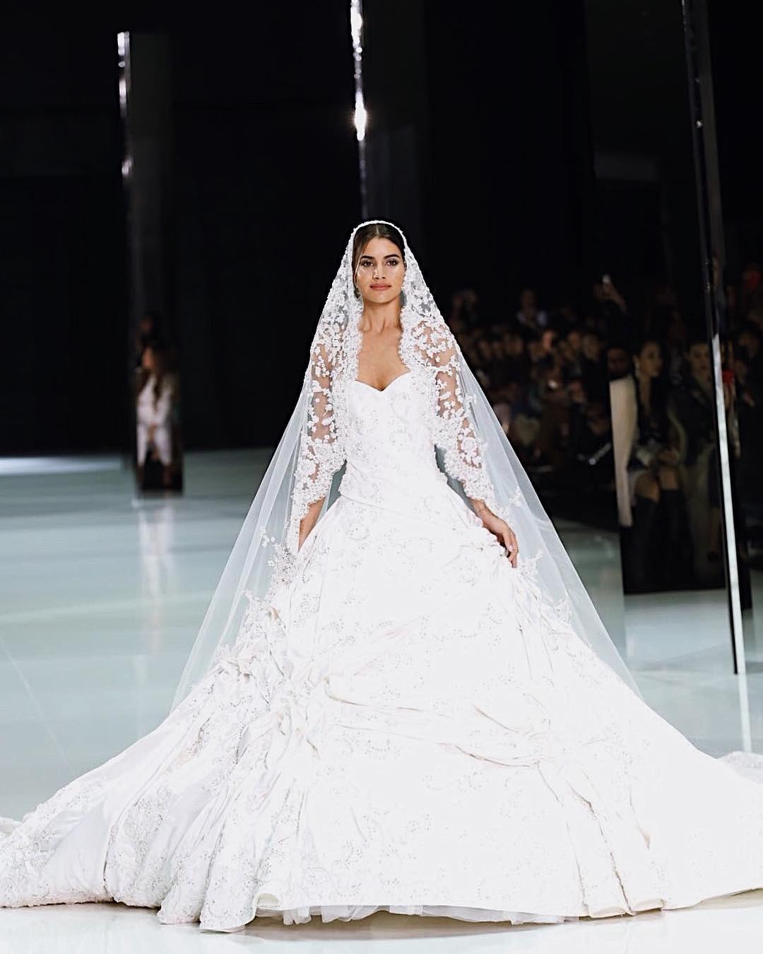 Camila Coelho Vira Noiva em Paris - Acho Tendência  Vestido de casamento,  Vestido de noiva longo, Vestidos de noiva dos sonhos
